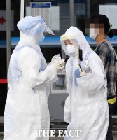 [TF포토] 방호복에 우비까지...'소나기에도 분주한 의료진'