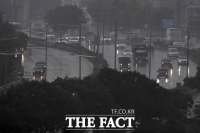 [TF포토] 소나기에 서행하는 차량들