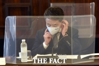 [TF포토] 마스크 고쳐쓰는 박능후 장관