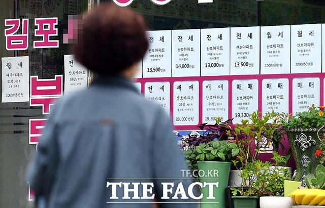 한 시민이 지난 6월 경기도 김포시 한 부동산 중개업소 앞에서 아파트 매매·전세·월세 가격 안내문을 바라보고 있다. /이선화 기자