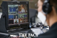 [TF포토] 온라인 생중계하는 이낙연 당대표 후보의 영상연설