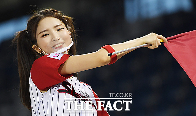 23일 서울 송파구 잠실야구장에서 2020 KBO리그 LG 트윈스와 한화 이글스의 경기가 열렸다. LG 치어리더 윤소은이 열띤 응원을 펼치고 있다. /이새롬 기자