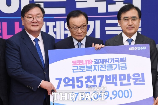 더불어민주당 이해찬 대표(가운데)와 김태년 원내대표(왼쪽)가 지난 6월 3일 국회에서 코로나19 극복 근로복지진흥기금 전달식을 갖고 강순희 근로복지공단 이사장에게 4~5월 소속 의원 91명의 세비 50%를 모은 기부금을 전달하고 있다. /남윤호 기자