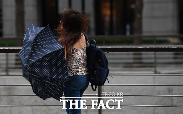 23일 기상청은 제8호 태풍 바비가 오는 26일 한반도 내륙을 관통할 것이라고 밝혔다. /임세준 기자