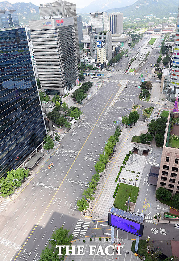 코로나19 확산으로 사회적거리두기 2단계가 발령되면서 23일 서울 광화문 일대 도로가 텅 빈 모습을 보이고 있다. /사진공동취재단