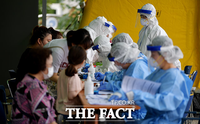 코로나19 확산세가 거세다. 23일 400명에 가까운 확진자가 나왔다. 사진은 이번 확진자 내용과 관련 없음. /이덕인 기자