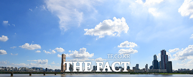 전국적으로 맑고 무더운 날씨를 보인 23일 오후 서울 영등포구 일대가 맑은 모습을 보이고 있다. /이동률 기자