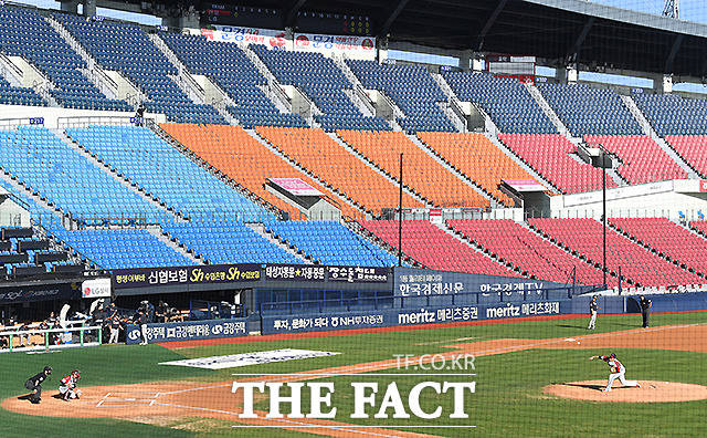코로나19 확산으로 정부가 사회적 거리두기 2단계를 전국으로 확대 적용한 23일 서울 송파구 잠실야구장에서 2020 KBO리그 LG 트윈스와 한화 이글스의 경기가 무관중으로 열리고 있다. /이새롬 기자