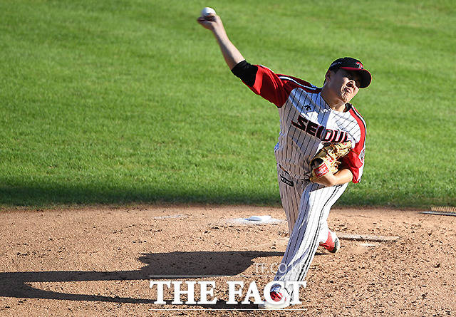 23일 서울 송파구 잠실야구장에서 2020 KBO리그 LG 트윈스와 한화 이글스의 경기가 열린 가운데, LG 선발 임찬규가 투구하고 있다. /이새롬 기자