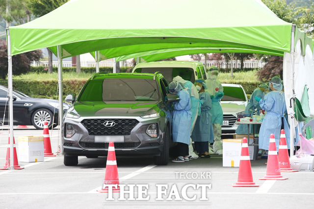 전남 화순군 하니움체육관에 설치된 코로나19 드라이브스루 선별진료소에서 진단 검사를 실시하고 있다./ 화순군 제공