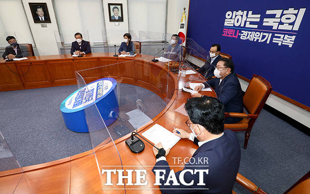 칸막이 속에서도 마스크 착용은 필수!