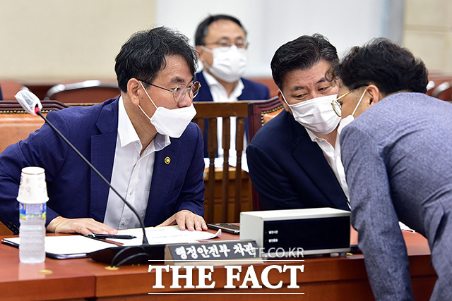 관계자와 대화하는 이재영 행정안전부 차관(왼쪽)