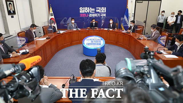 칸막이 설치된 회의실