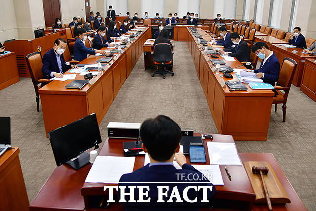 회의 주재하는 김민석 소위 위원장(가운데)