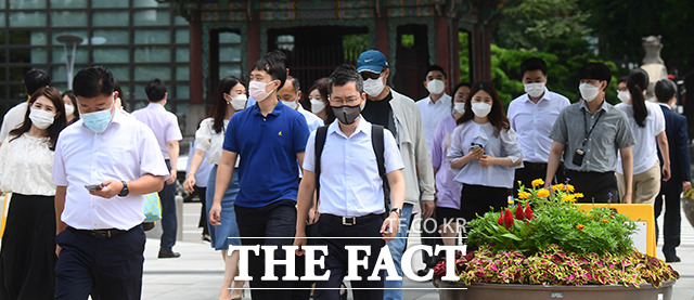 서울시가 마스크 착용 의무화를 시행한 24일 오후 서울 종로구 광화문역 일대의 시민들이 마스크를 쓰고 발걸음을 재촉하고 있다. /이동률 기자