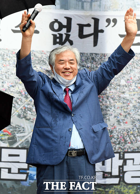 전광훈 목사가 지난 15일 오후 서울 광화문광장에서 열린 8.15 광화문 국민대회에서 정부를 규탄하고 있는 모습. /임영무 기자