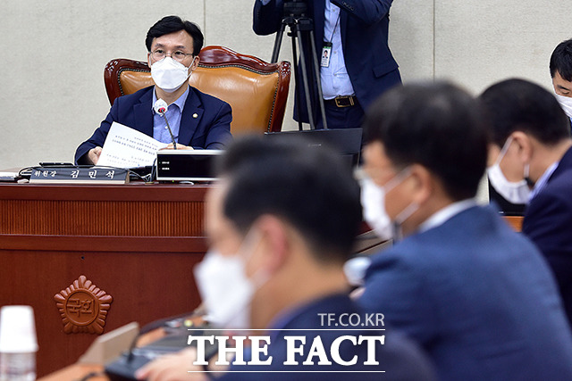 김민석 행정안전위원회 소위 위원장(왼쪽)이 24일 오후 서울 여의도 국회에서 열린 행정안전위원회 예산·결산기금심사소위원회에 참석해 회의를 주재하고 있다. / 국회=배정한 기자