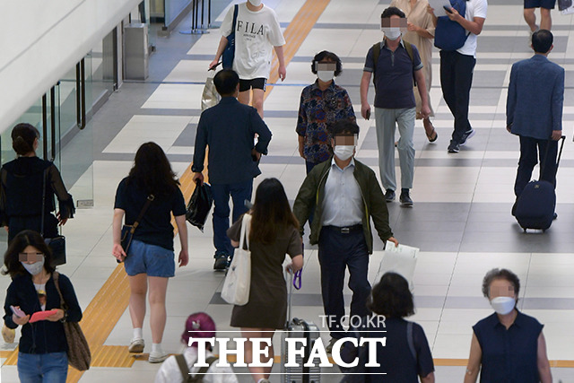 24일 0시부터 실내외 마스크 의무 착용이 시행되자