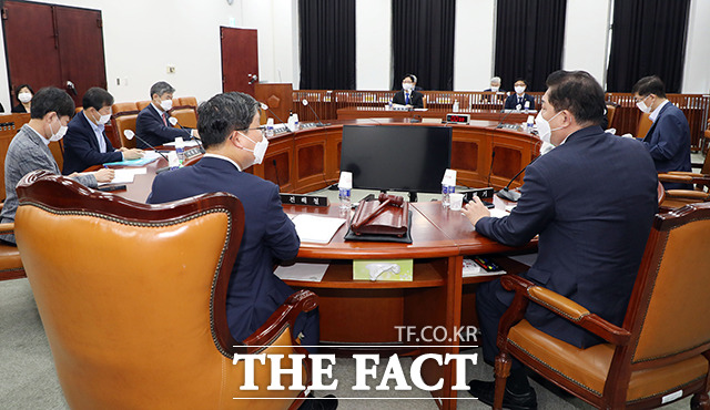 대화하는 전해철 위원장(가운데)과 김병기 더불어민주당 간사(오른쪽)