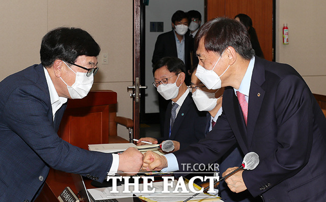 서병수 미래통합당 의원(왼쪽)과 인사하는 이주열 한국은행 총재