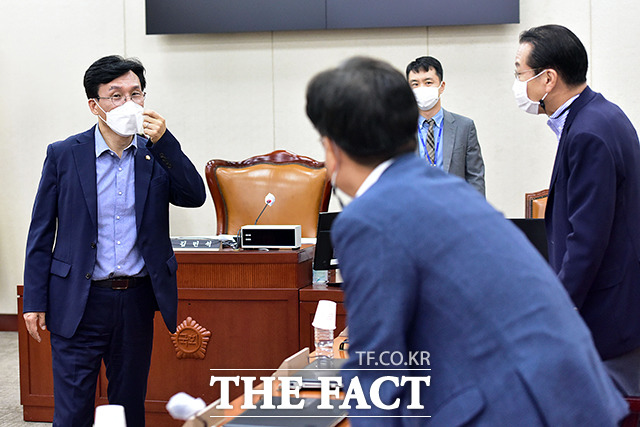 의원들과 인사하는 김민석 소위 위원장(왼쪽)