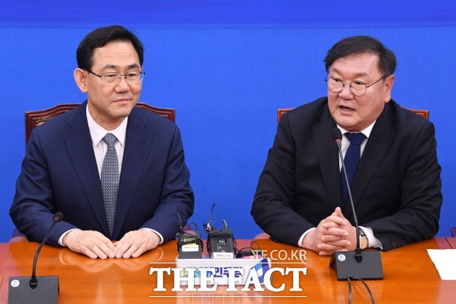 김태년(오른쪽) 더불어민주당 원내대표와 주호영 미래통합당 원내대표가 24일 코로나19 2차 유행 상황을 놓고 설전 중이다. 김 원내대표는 지난 15일 광화문 집회 참가자들에게 통합당이 진단 검사 권고를 해야 한다고 주장했고, 주 원내대표는 민주당이 코로나 정치를 하고 있다고 비판했다. /남윤호 기자