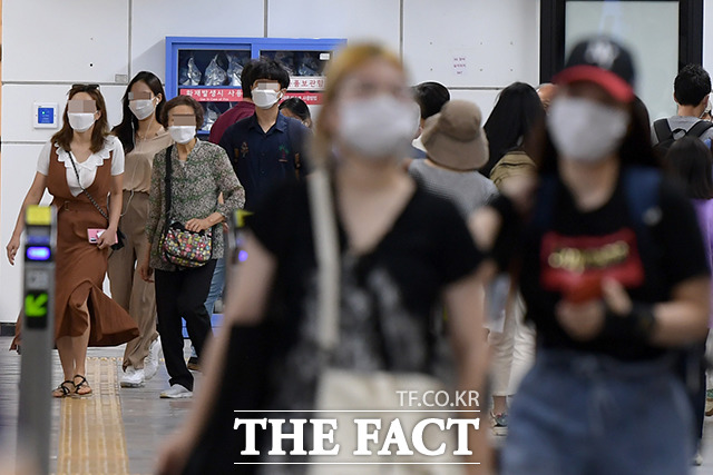 마스크를 쓰고 지하철역을 이용하는 시민들