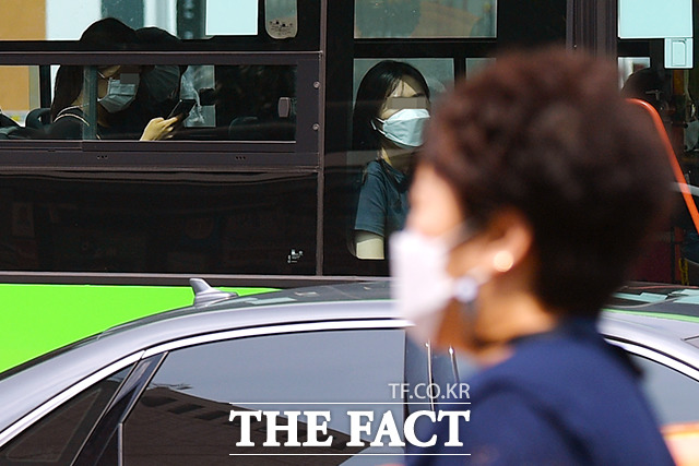 마스크 착용이 필수입니다!