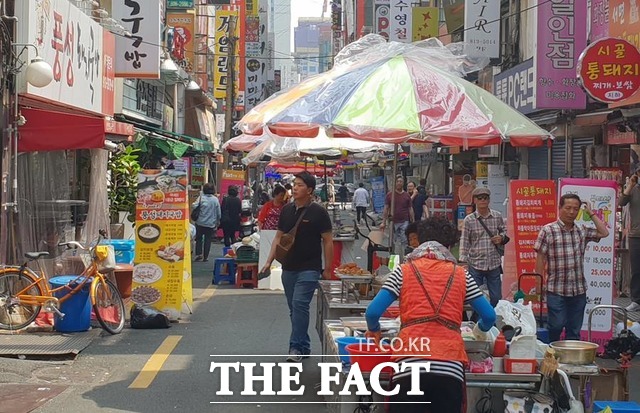 부산 민심의 바로미터로 불리는 부산 서면시장. /더팩트 DB