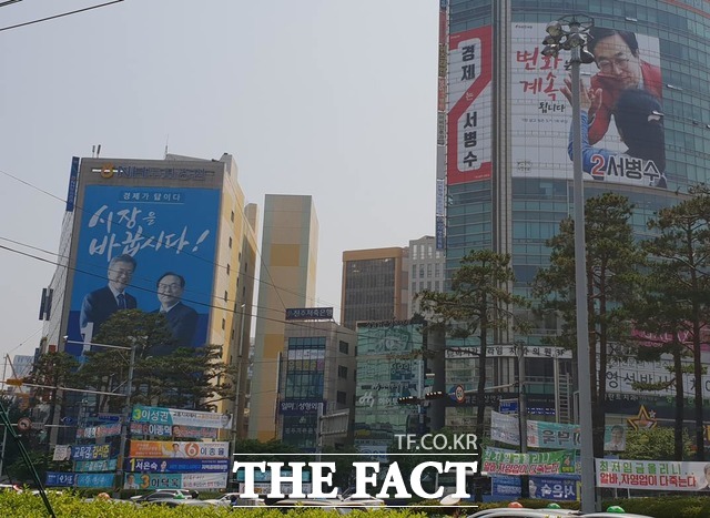 오거돈 전 부산시장의 사퇴로 내년 4월 치러질 부산시장 보궐선거에 관심이 집중되고 있다. 사진은 지난 2018년 제7회 6.13 지방선거 당시 부산 서면역 근처에 위치한 더불어민주당 오거돈 부산시장 후보와 자유한국당 서병수 후보의 선거사무소. /더팩트 DB