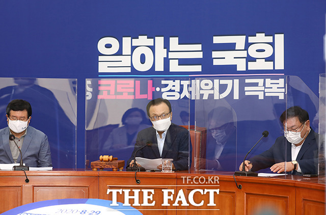 이해찬 더불어민주당 대표(가운데)가 24일 오전 서울 여의도 국회에서 열린 더불어민주당 최고위원회의에 참석해 모두발언을 하고 있다. / 국회=배정한 기자