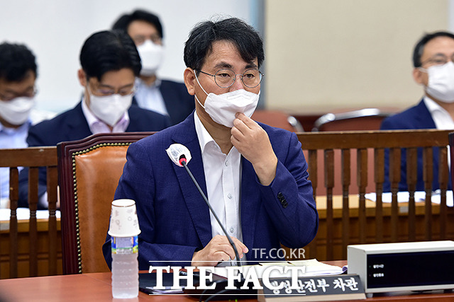 질의에 답변하는 이재영 행정안전부 차관