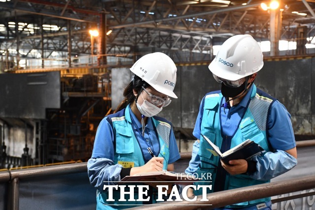 포항제철소가 수익성 개선에 노력하고 있는 가운데 포항제철소 후판부 직원들이 가열로 효율 개선방안에 대해 논의하고 있다./포항제철소 제공