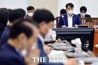 [TF포토] 질문에 답변하는 이재영 차관