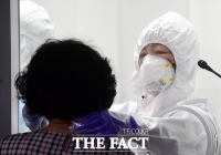 [TF포토] 검체 채취하는 의료진
