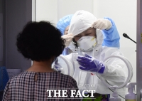 [TF사진관] 연일 증가하는 코로나19 확진자에 '분주한 선별진료소'