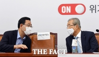 [TF포토] 주호영-김종인, '거리두기 대화'