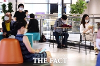 [TF포토] '독서중에도 마스크'