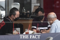 [TF포토] 카페에서 대화할 때는 마스크 필수