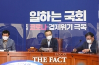 [TF사진관] 칸막이 설치된 회의실에서 발언하는 이해찬 대표