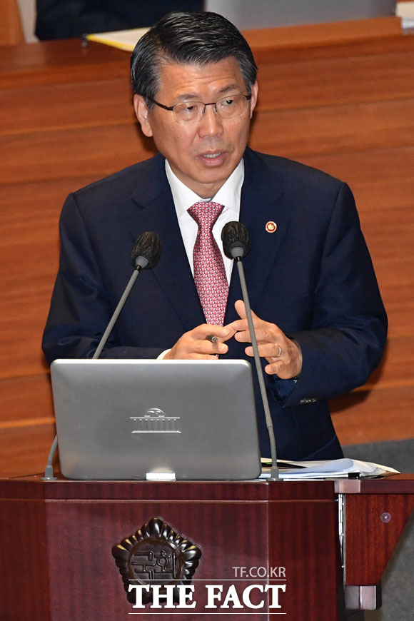 은성수 금융위원장이 현재 연 24%인 대부업체 법정 최고금리의 급격한 인하가 어렵다는 입장을 밝혔다. 사진은 지난 23일 오후 서울 여의도 국회에서 열린 경제 분야 대정부질문에 은성수 금융위원장이 출석해 질의에 답변하고 있는 모습이다. /남윤호 기자