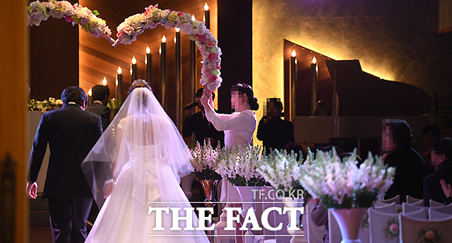 서울 예비 신혼부부들은 최대 내년 2월까지 결혼식을 연기할 수 있게 된다. 또 예식 취소 때 위약금은 40% 줄어든다./이새롬 기자