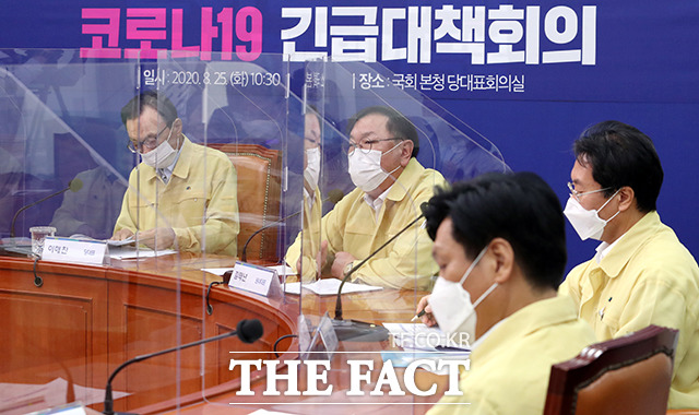 모두발언하는 김태년 더불어민주당 원내대표(왼쪽 두번째)