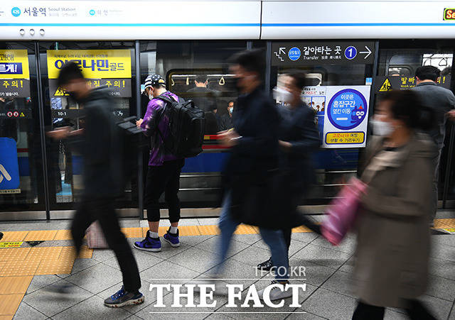 서울시가 2015년 이후 5년 만에 지하철과 버스 요금을 200~300원 인상하는 방안을 검토한다. 서울 용산구 서울역 지하철을 이용하는 시민들이 마스크를 착용한 채 발걸음을 재촉하고 있다. /이동률 기자