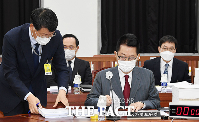 자료 살펴보는 박지원 국정원장(왼쪽 세번째)