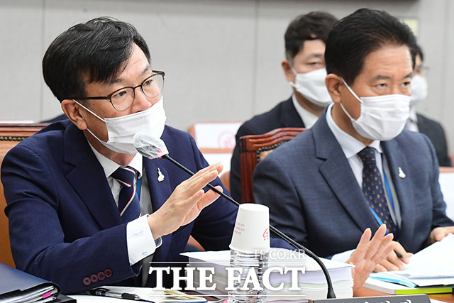 질의에 답변하는 김상조 청와대 정책실장(왼쪽)