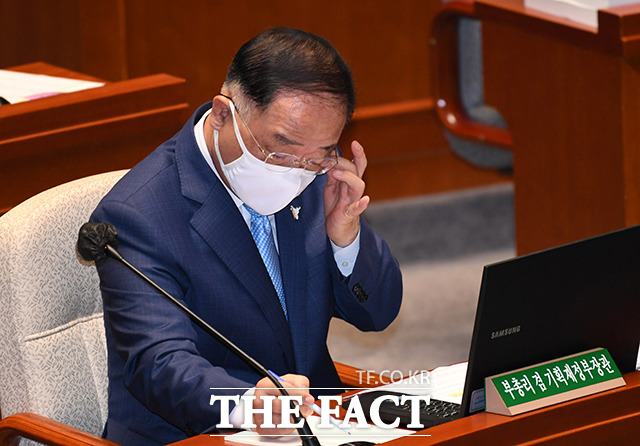 자료 확인하는 홍남기 경제부총리