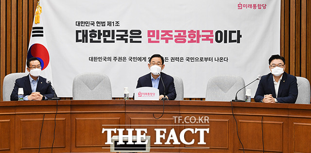 주호영 미래통합당 원내대표가 25일 오전 국회에서 열린 원내대책회의에서 발언하고 있다. 주 원내대표는 이날 회의에서 민주당이 강행한 임대차 3법 졸속입법의 문제점이 드러났다며 지금이라도 잘못을 시인하고 개정 절차에 돌입해야 한다고 말했다. / 국회=배정한 기자