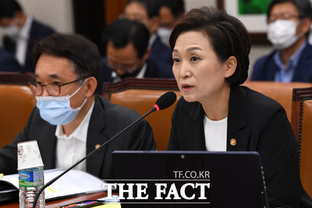 김현미 국토교통부 장관은 25일 부동산 규제 강화로 최근 매물이 많이 나왔지만 이를 30대 젊은층이 영끌(영혼까지 끌어모아 돈을 마련했다는 뜻)로 받았다고 진단했다. /남윤호 기자