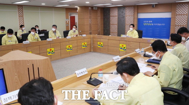 김영록 전남도지사가 24일 오후 도청 정철실에서 북상하고 있는 제8호 태풍 ‘바비(BAVI)’ 대비 긴급 시ㆍ군 대책회의를 주재하고 있다. 태풍 ‘바비(BAVI)’는 오는 26일 오후부터 남해안을 중심으로 접근해 강한 바람이 불고, 지리산 부근에는 많은 비가 내릴 것으로 예측됐다./전남도 제공